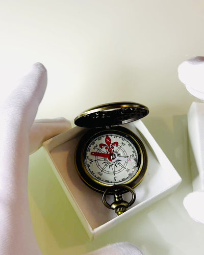 Kompas Nawigacyjny w Stylu Vintage z Ażurowym Wzorem – kolor brązowo-złoty