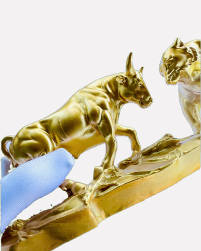 Duelul Titanilor - Sculptură Decorativă Taur și Urs - posibilitate de personalizare cu gravură - culoare aurie