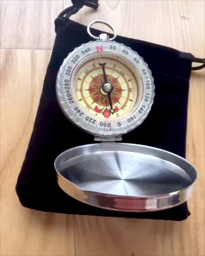 Busolă din Alamă Rezistentă la Apă cu Efect de Strălucire - Esențial pentru Drumeții și Camping, personalizare cu gravură