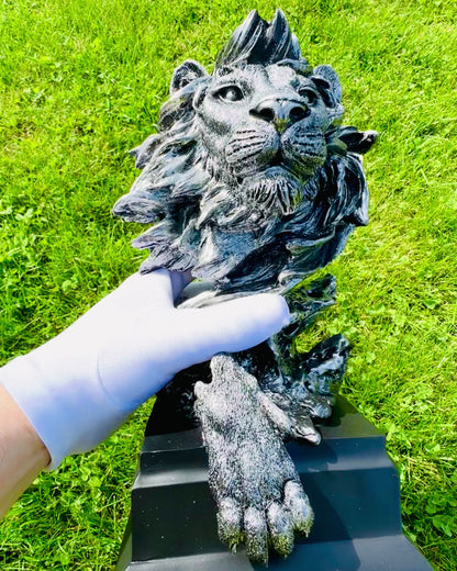 Regele Junglei Leu - Statuetă Majestică de Leu - culoare argintie, posibilitate de personalizare pentru cadou