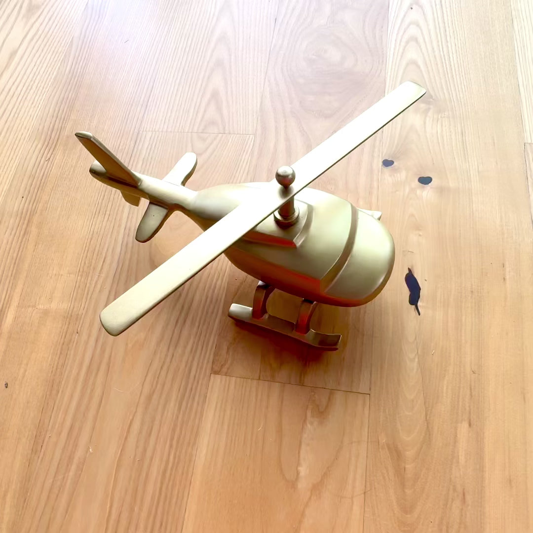 Metalowy model helikoptera z możliwością personalizacji grawerem – złoty, 32 cm