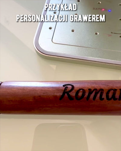 Ručně vyřezávaná cestovní hůl na chození "Královský Poutník" v hnědé barvě se vzory