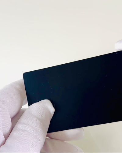 Ексклюзивна Чорна Металева Візитівка з Можливістю Персоналізації – Ідеальна для Подарунка