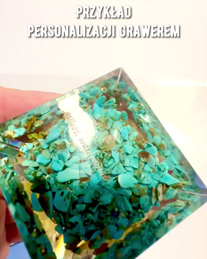 Orgonitová energetická pyramida s bílými kameny - "Golden Harmony", ideální jako dárek
