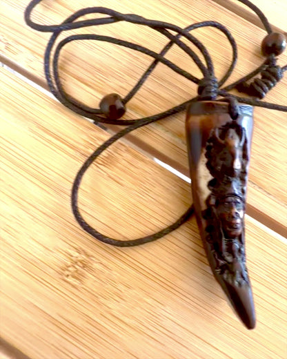 Náhrdelník Vlčí Tesák, amulet z pryskyřice - Mystická Síla Přírody, možnost personalizace gravírováním jako dárek