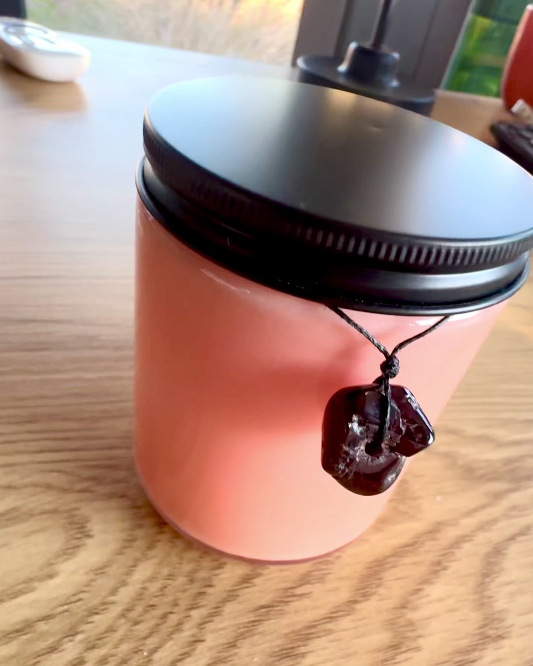 Intenční sójová svíčka 250 ml s přírodním kamenem – vyberte si svou energii: citrín nebo granát, personalizace gravírováním jako dárek