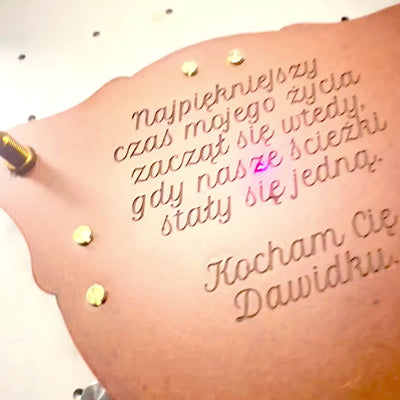Elegancki Kompas Mosiężny z Zegarem Słonecznym na Drewnianej Podstawie C064 z Możliwością Personalizacji Grawerem