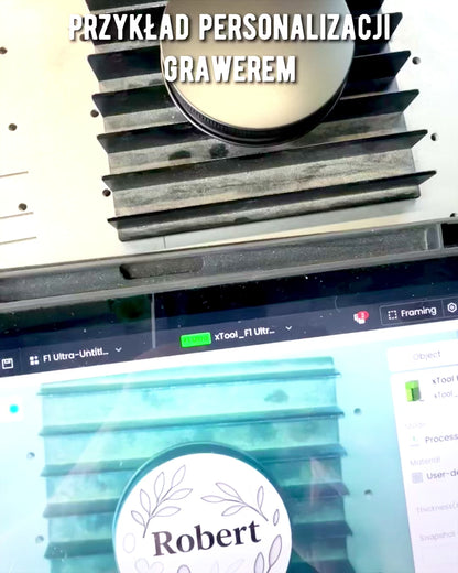 Intenční sójová svíčka 250 ml s přírodním kamenem – vyberte si svou energii: citrín nebo granát, personalizace gravírováním jako dárek