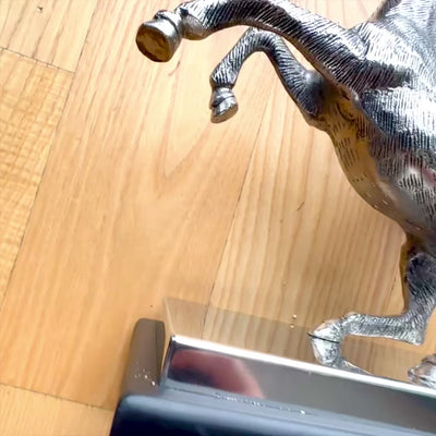 Figurka dekoracyjna Pegaz z aluminium na stalowo-drewnianej podstawie, personalizowany grawer, elegancki prezent dla miłośników mitologii greckiej, wysokość 36 cm, kolor srebrny z czarną podstawą