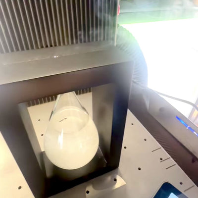 Bouřkový barometr Fitzroya v dřevěném rámu – kapka Storm Glass s možností personalizace gravírováním – ideální dárek pro každou příležitost – elegantní meteostanice v moderním stylu s krystaly reagujícími na změny počasí
