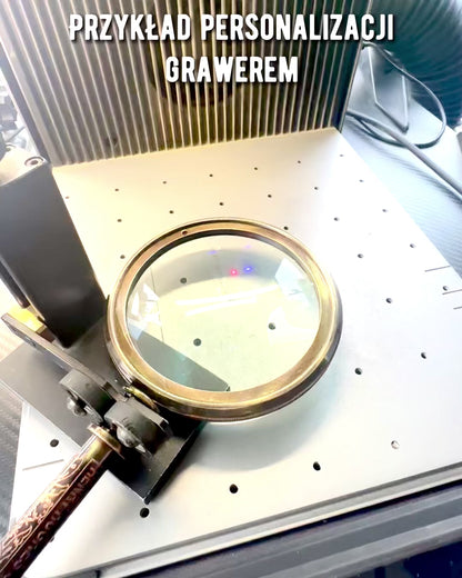 Lupă din alamă Navigator 1941 cu toc din piele – lucrată manual, premium, posibilitate de personalizare ca și cadou