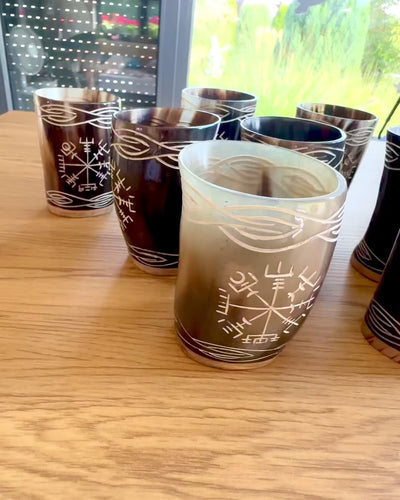 Valknut Ručně vyrobený malý hrnek z rohu buvola s nordickými symboly, možnost personalizace na dárek gravírováním