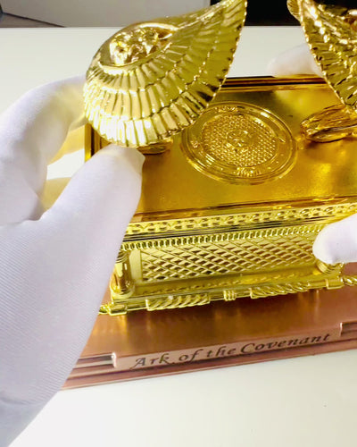 Replika Chivotului Legământului Aurită – Statuie Decorativă a Chivotului din Cupru în Mărimea XL 28x15.6x20 cm