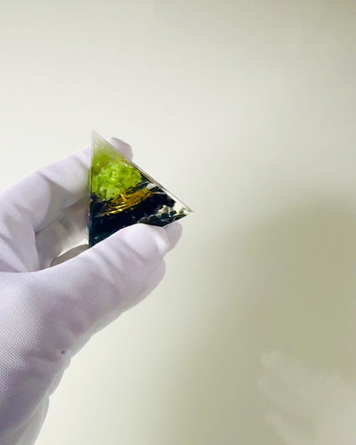 Orgonitová pyramida Reiki s přírodními krystaly - Dekorativní symbol rovnováhy energie čaker